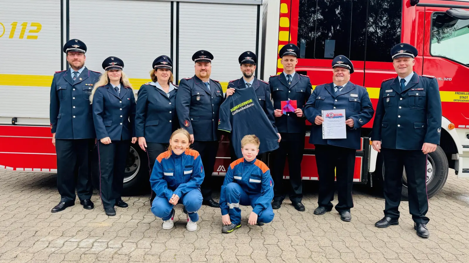Die ersten beiden Mitglieder sind in der Jugendfeuerwehr aufgenommen: Das freut alle Verantwortlichen, die bei der Gründungsfeier dabei waren.  (Foto: privat)