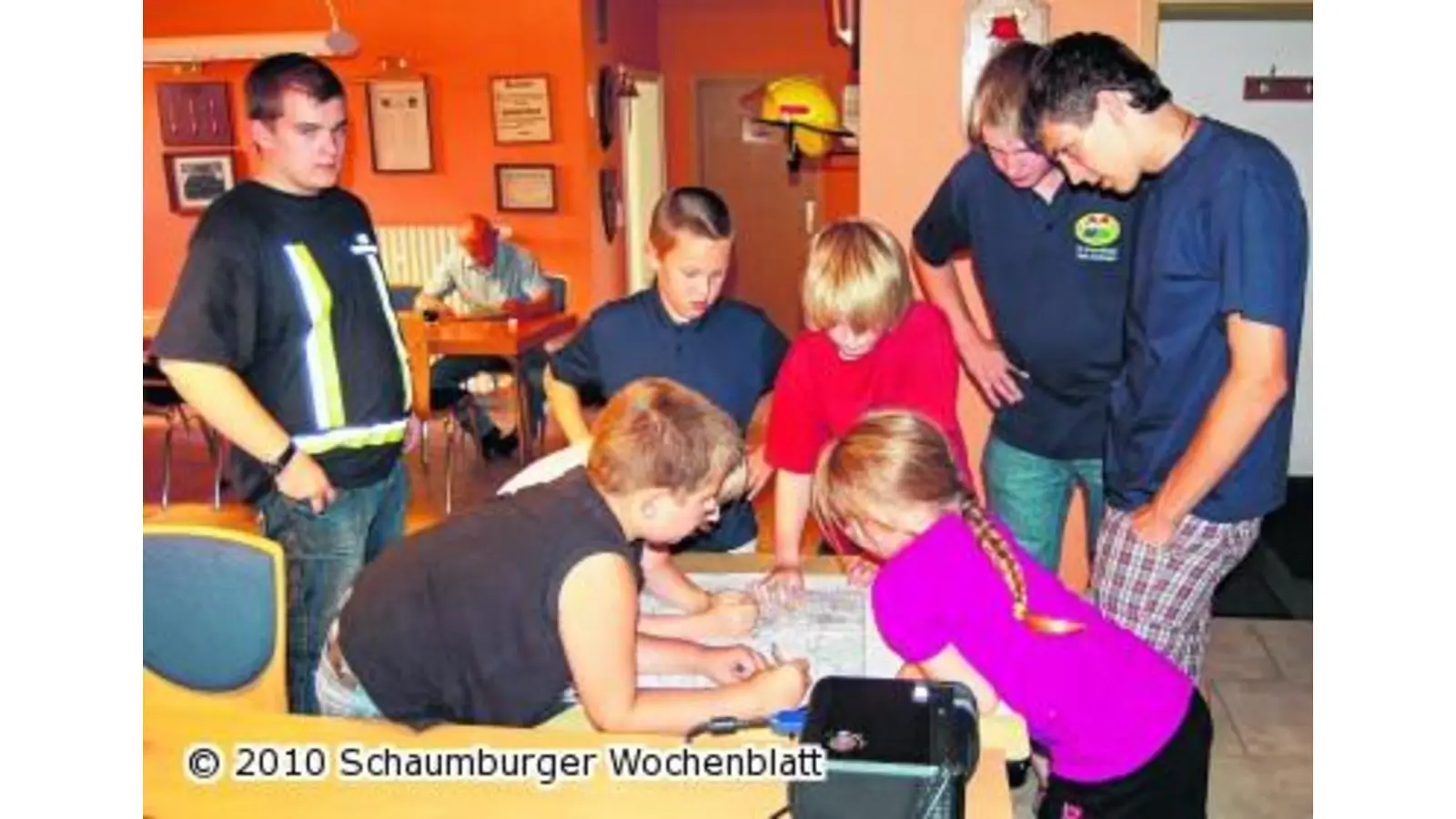 Kinder bauen einen Kompass (Foto: red)