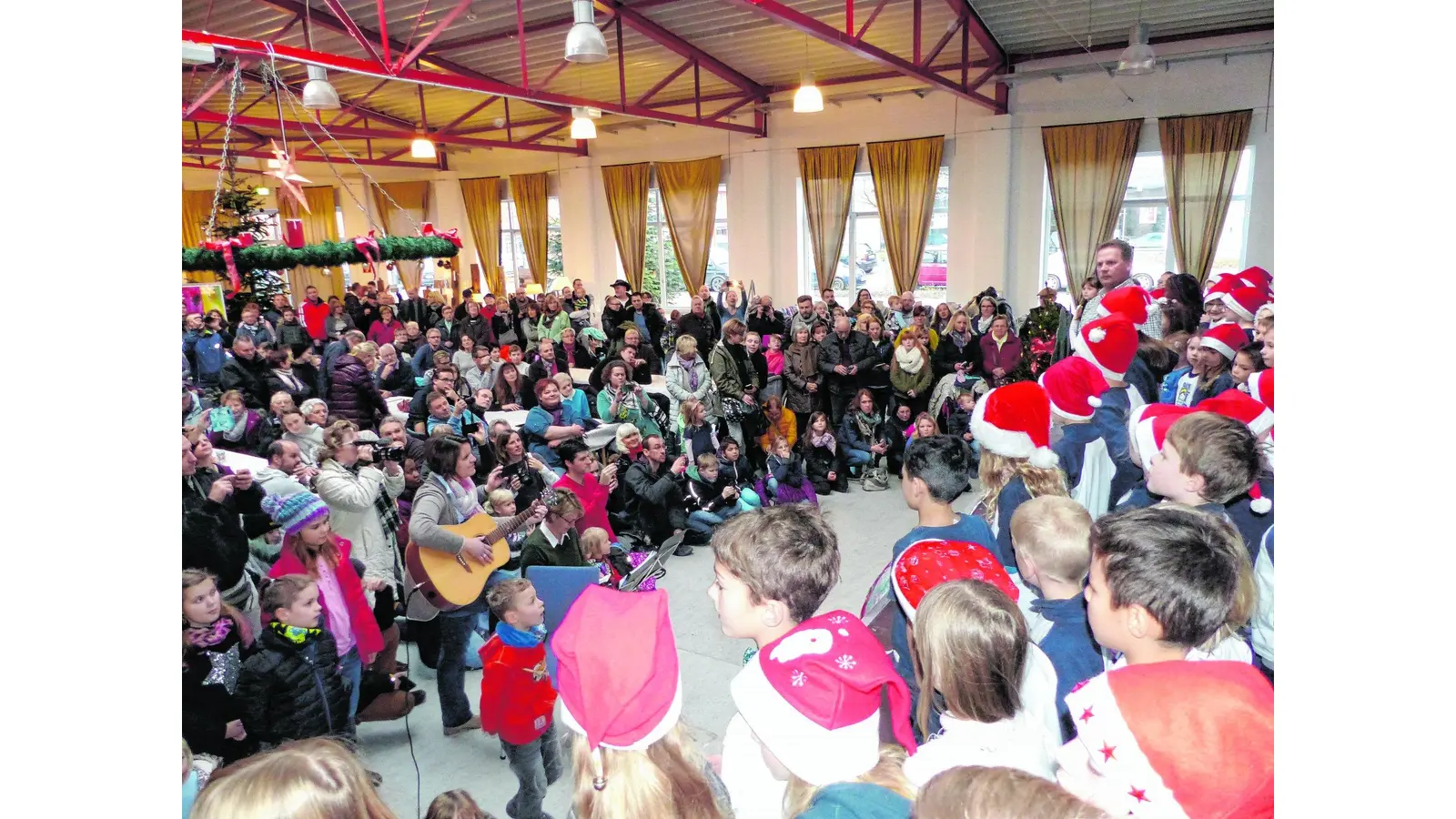 Ein großer Chor singt zum Auftakt (Foto: red)