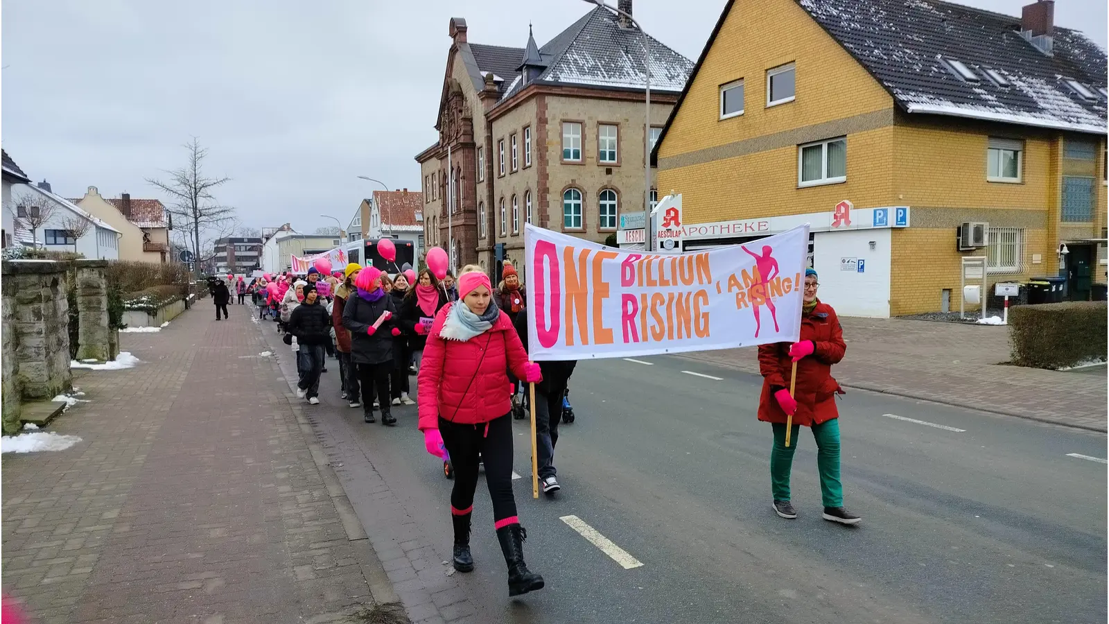 Rund 150 Menschen nehmen an der Kundgebung „One Billion Rising” teil und setzen ein Zeichen gegen Gewalt an Frauen und Mädchen.  (Foto: privat)