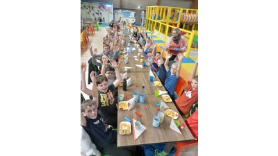 Hände hoch zum Jubel: Die Kinder haben jede Menge Ferienspaß.