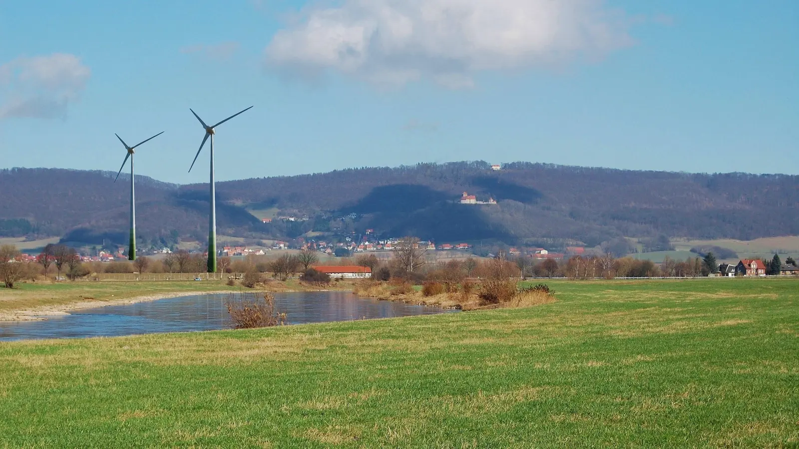 Bildmontage zu den geplanten Windenergieanlagen. Bislang ist die Stadt Rinteln bei allen Klageverfahren gescheitert und sieht auch zum jetzigen Zeitpunkt keine Realisierungsmöglichkeit des Projekts. (Foto: ste)