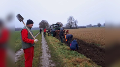 Freiwillige Helfer sorgen dafür, dass auf einer Länge von 270 Metern eine Hecke in Rehren A/R gepflanzt wird.  (Foto: privat)