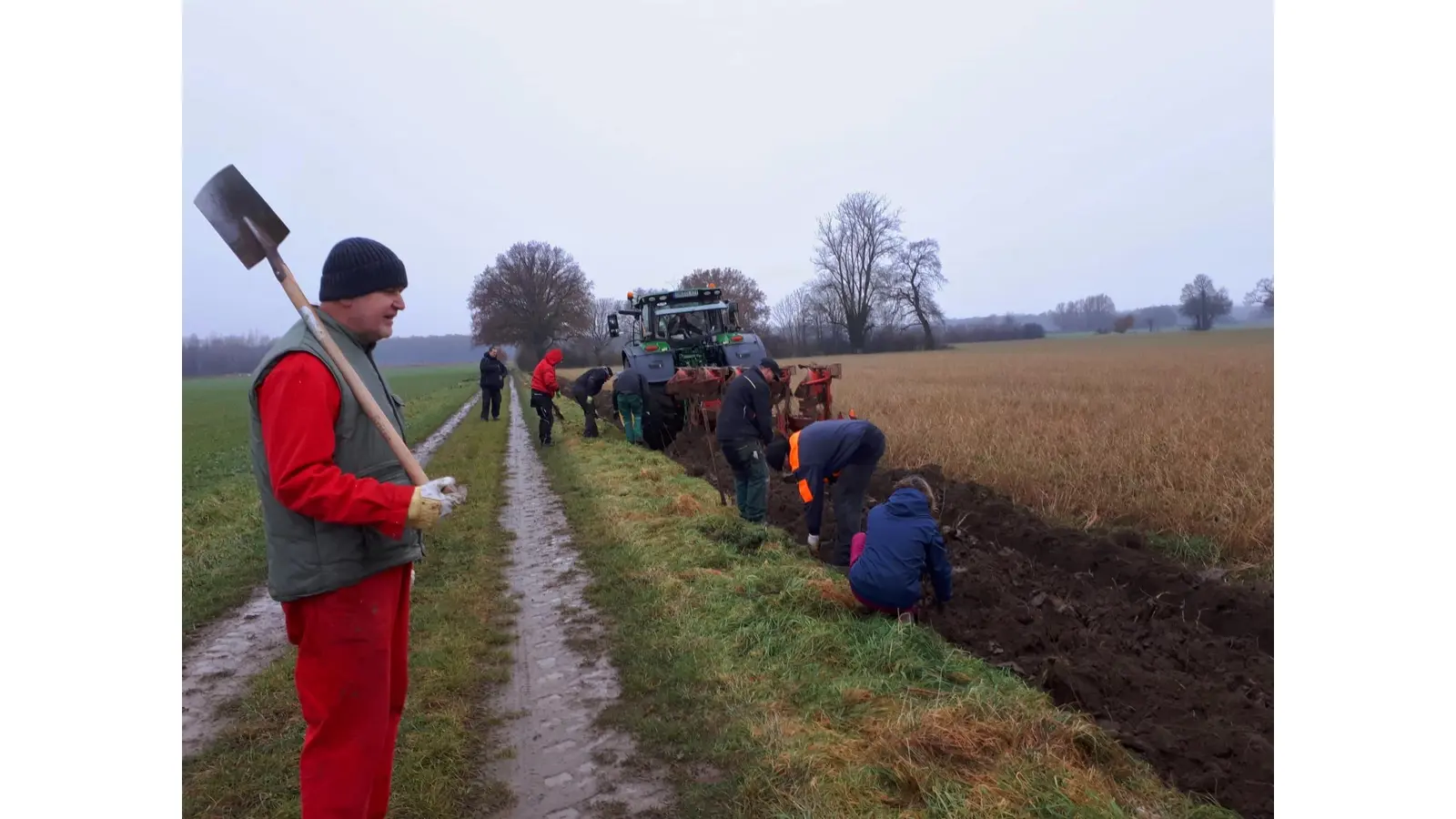 Freiwillige Helfer sorgen dafür, dass auf einer Länge von 270 Metern eine Hecke in Rehren A/R gepflanzt wird.  (Foto: privat)