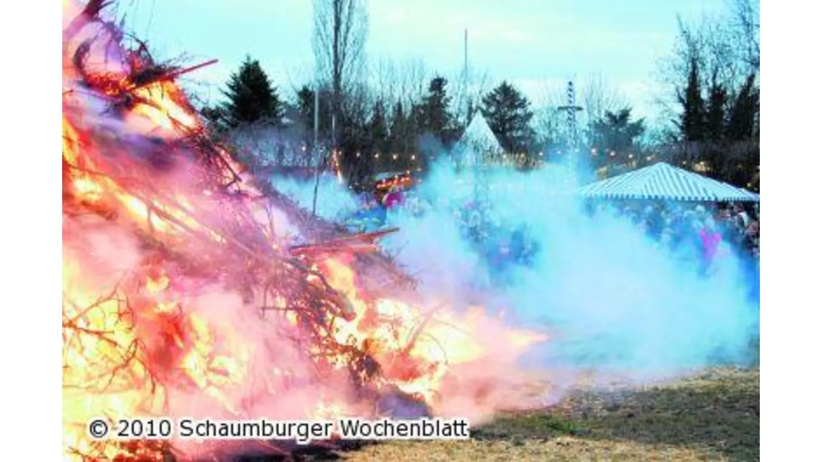 Das Osterfeuer räuchert Wohnmobilisten kräftig ein (Foto: ste)