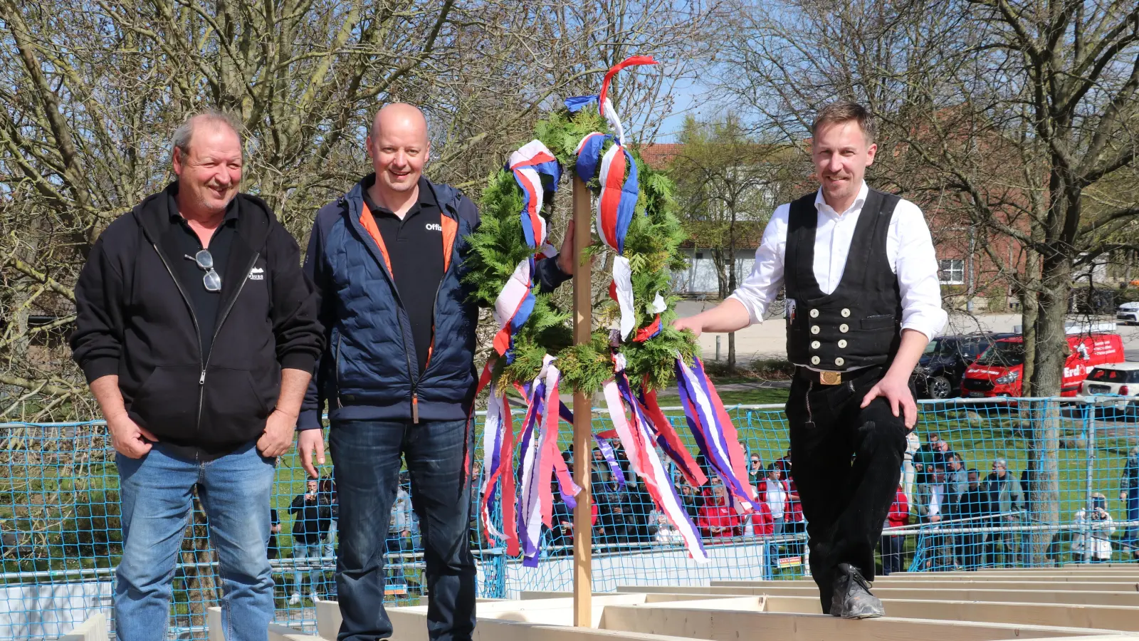 Auf dem Dach (v.li.): Der stellvertretende Vorsitzende Karl-Heinz Möller, Vorsitzender Oliver Grüttner und David Laufer. (Foto: gi)