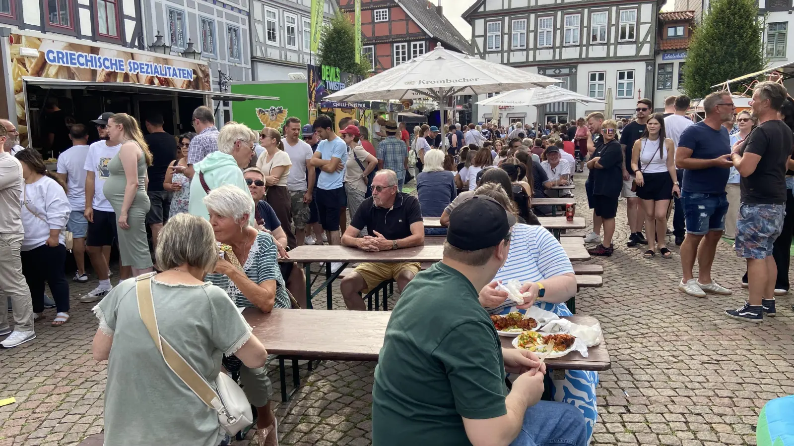 Zahlreiche Stände lockten mit ihren Spezialitäten in historischer Kulisse die Gäste an. (Foto: ste)