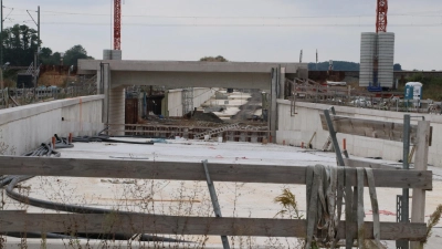 Auf der Baustelle: Die Arbeiten am Trogbauwerk laufen weiter. (Foto: gi)