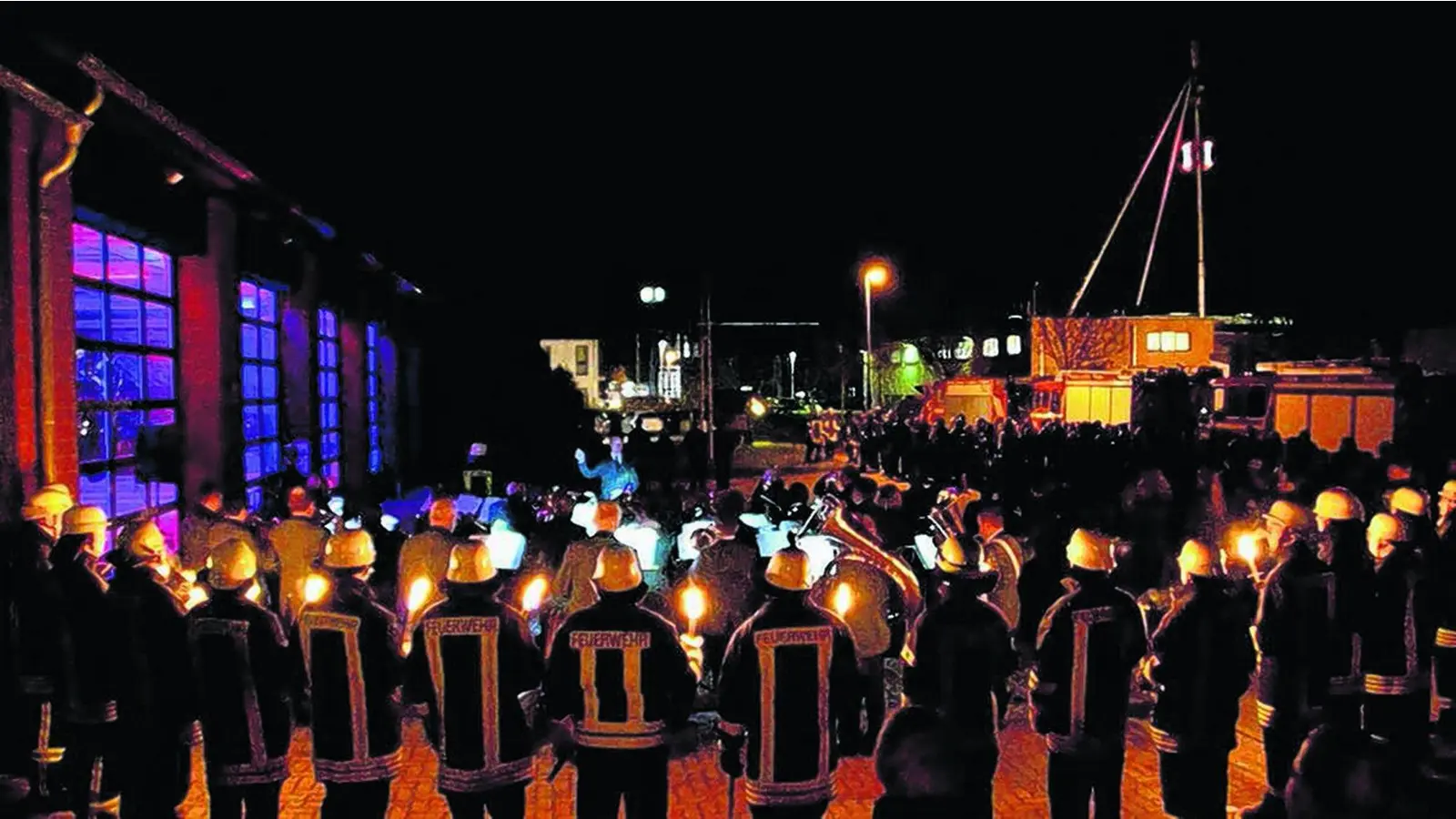 Mit Blaulicht zum Großen Zapfenstreich (Foto: jl)