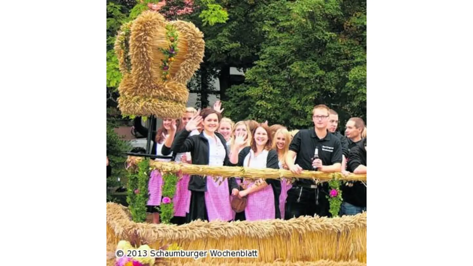 Die Erntewagen ziehen durch den Ort und die Dorfjugend tanzt dazu (Foto: red)