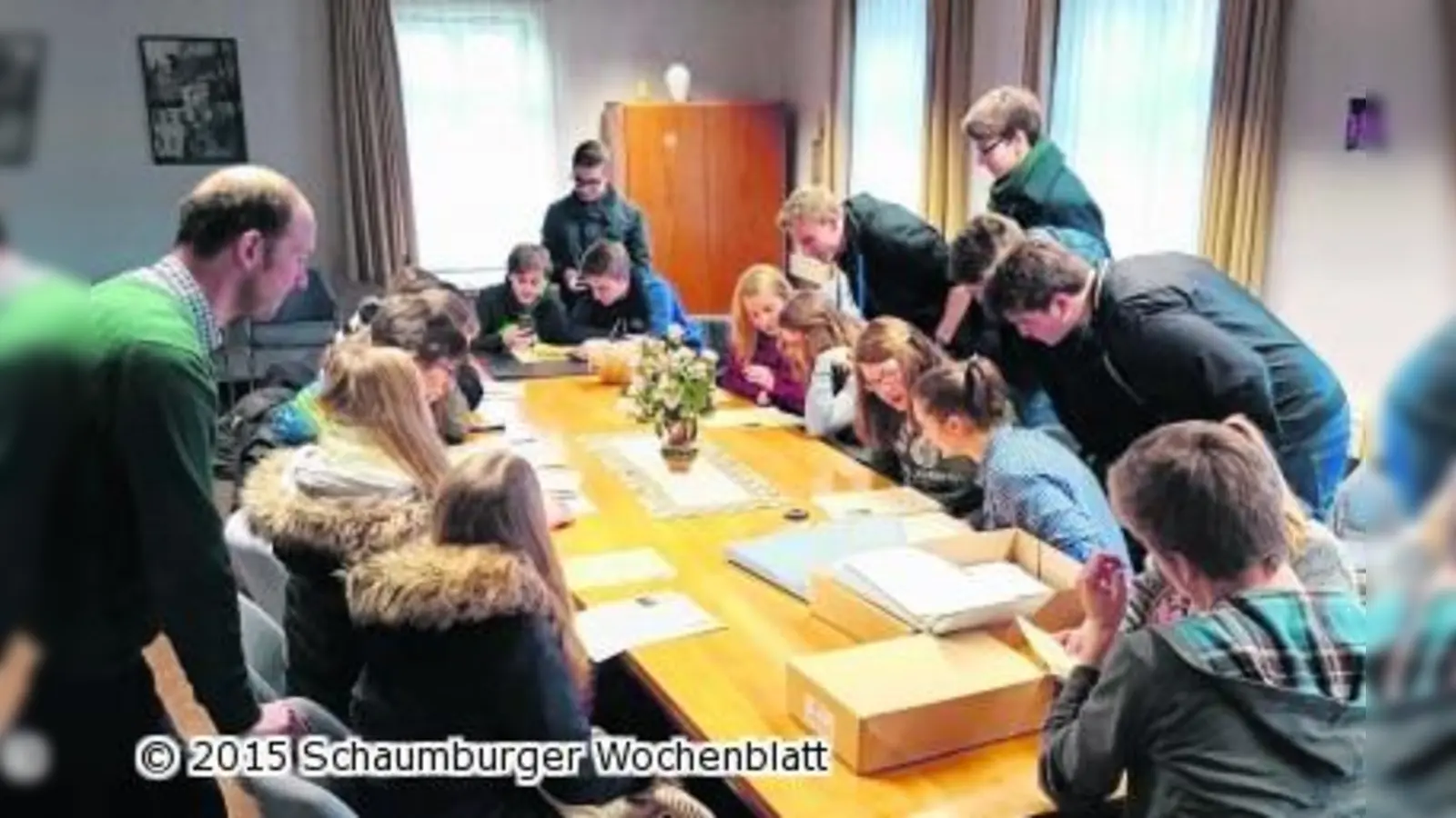 Schüler im Stadtarchiv auf den Spuren Rintelner Juden (Foto: red)