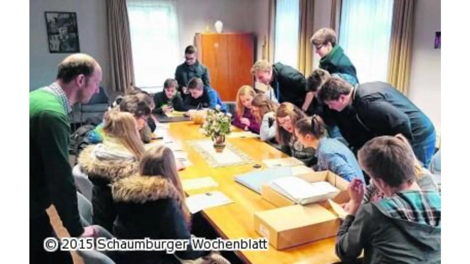 Schüler im Stadtarchiv auf den Spuren Rintelner Juden (Foto: red)