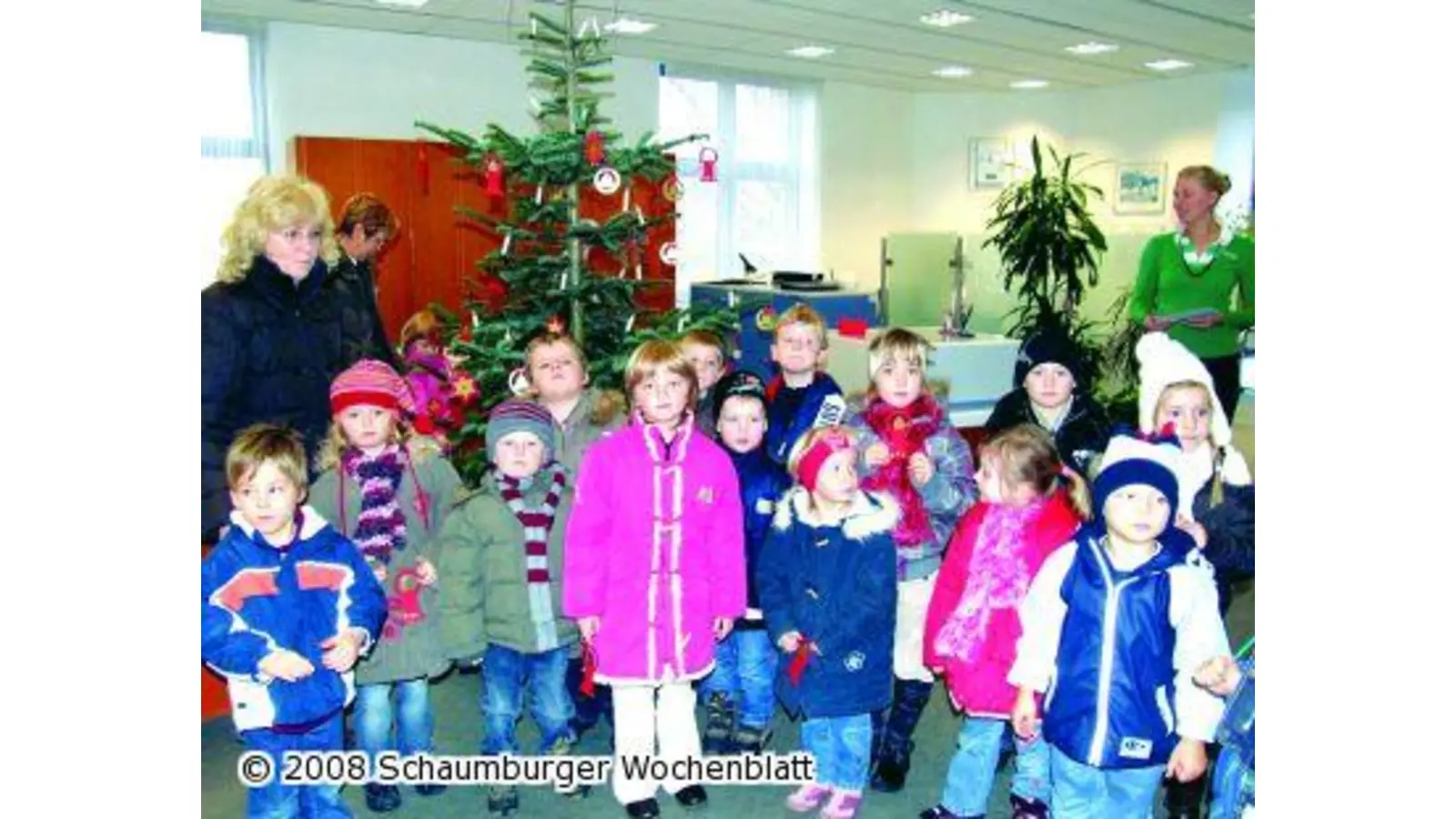 Kinder schmücken Weihnachtsbaum (Foto: red)