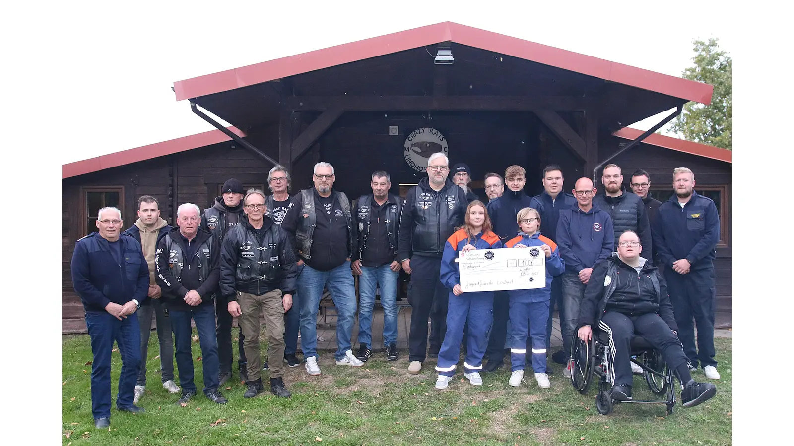 Die „Crazy Rats“ spenden 1.000 Euro für die Jugendfeuerwehr Lindhorst. (Foto: bb)