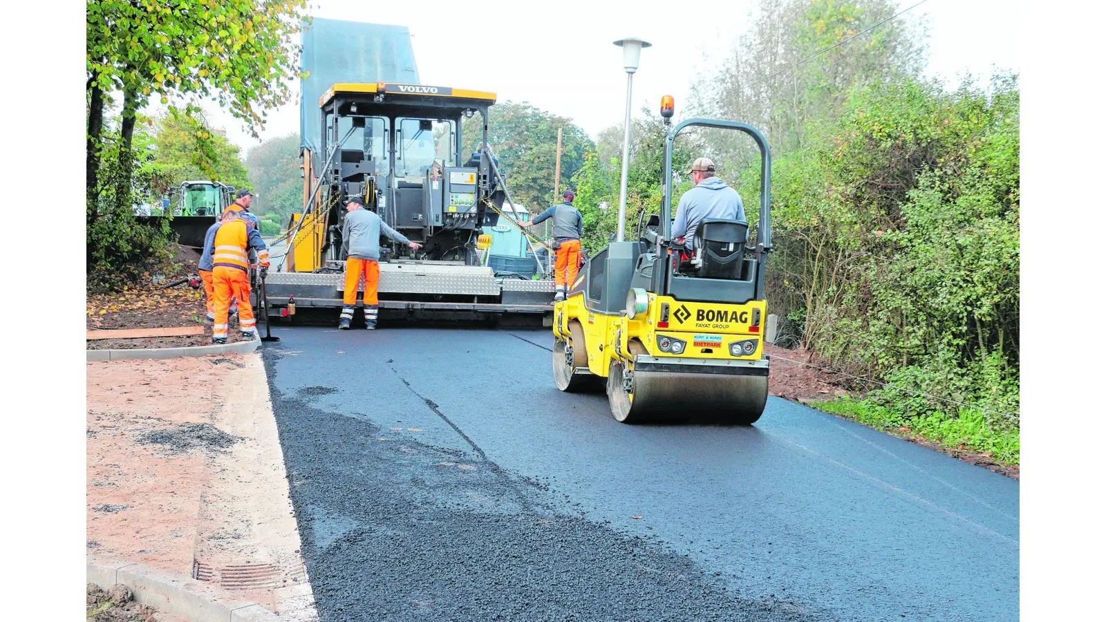 Straßenbaukolonne baut Straße an der neuen Krippe (Foto: gi)