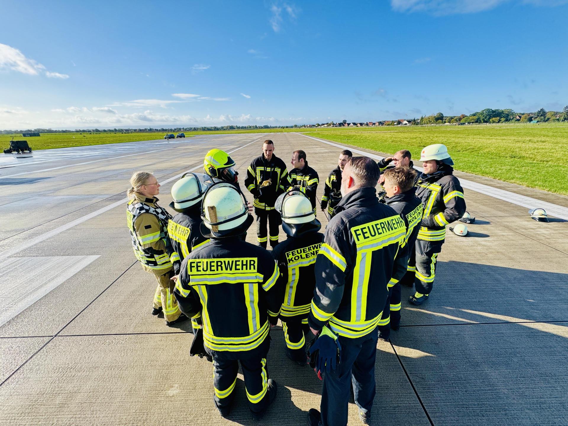 Auf dem Fliegerhorst: Gemeinsame Übung der Stadtfeuerwehr und der Feuerwehr der Bundeswehr. (Foto: Feuerwehr)