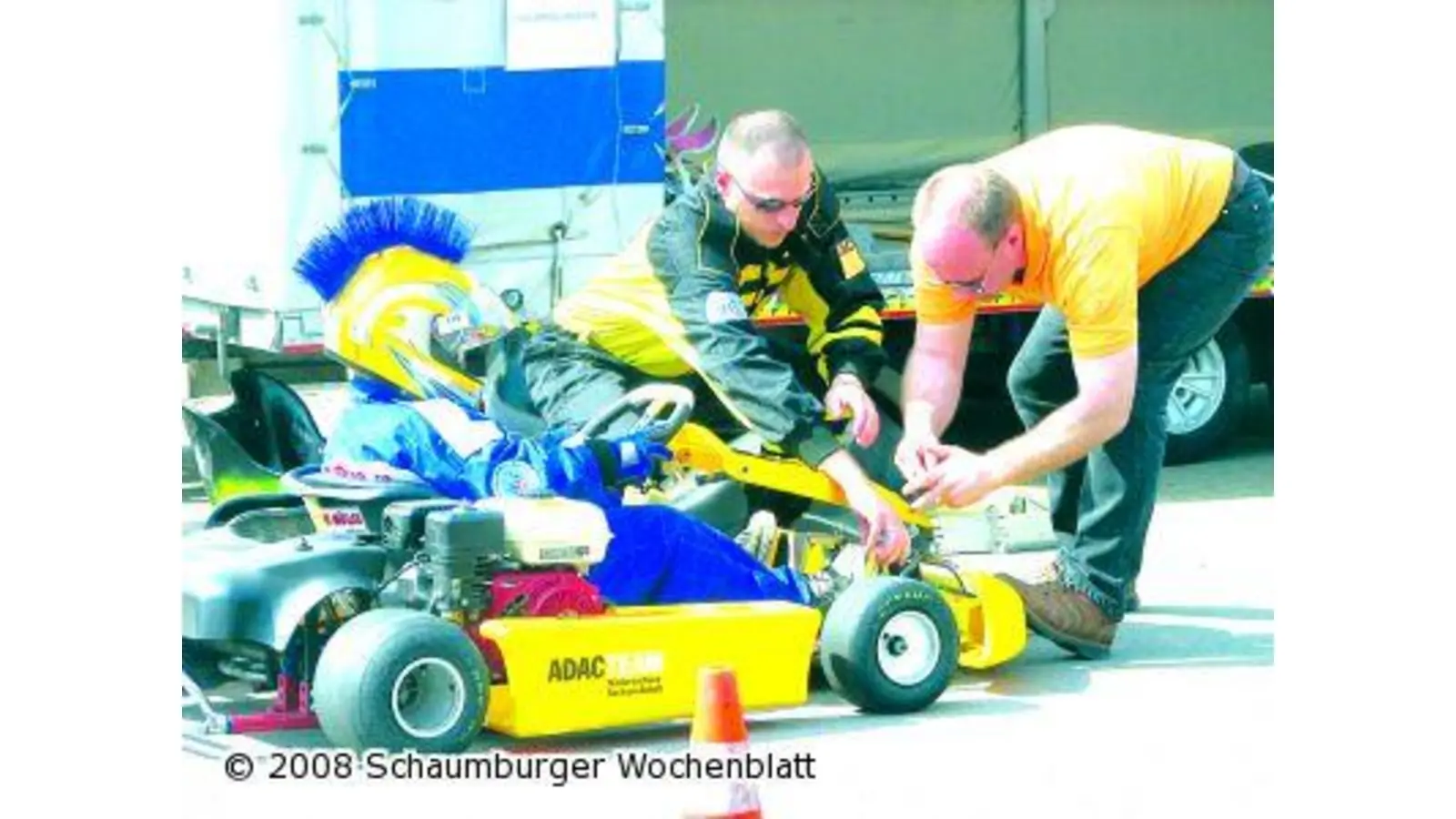 137 Jugendliche sausen in einem atemberaubenden Tempo im Kreis (Foto: km)