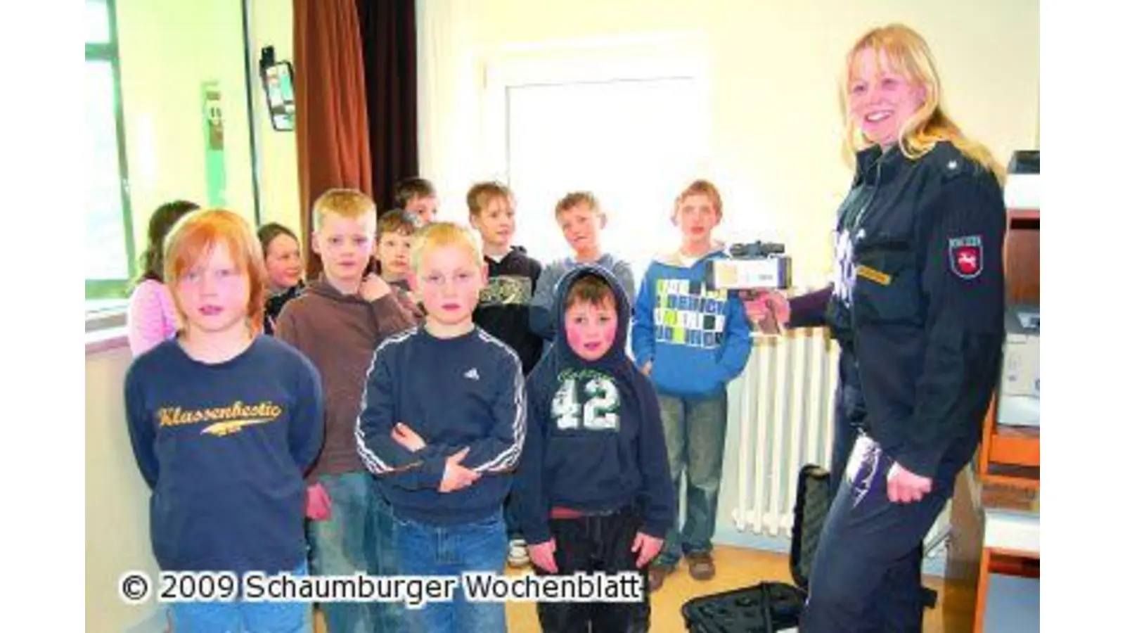 Jugendfeuerwehr besucht Polizei (Foto: ste)