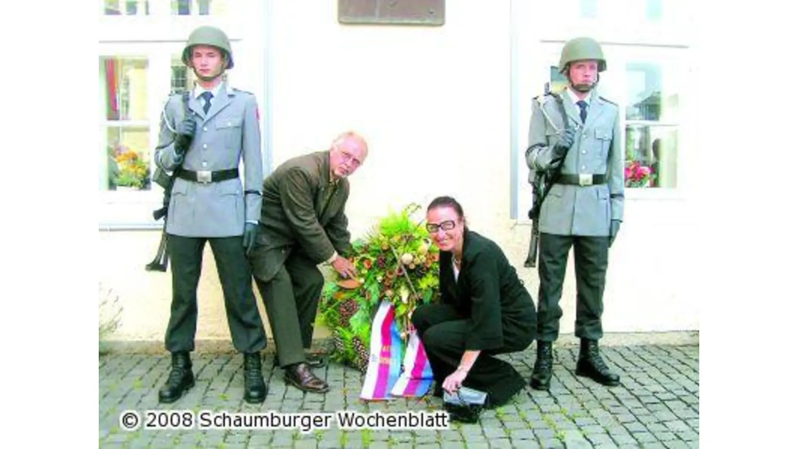 Kranzniederlegung an der Hof-Apotheke (Foto: red)