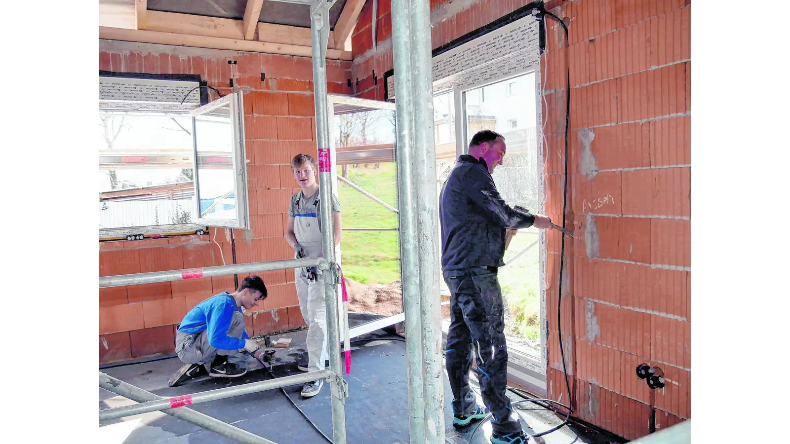 20 starke Helfer packen auf der Baustelle mit an (Foto: red)