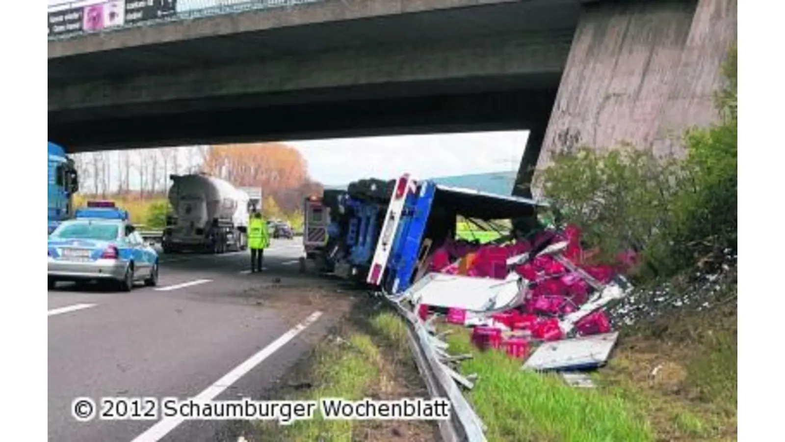 Kistenweise landet das Bier im Graben (Foto: al)