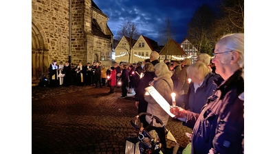 Mit Lichtern zur Prozession rund um die Kirche. Rund 100 Gläubige folgen dem Aufruf dazu. (Foto: ste)