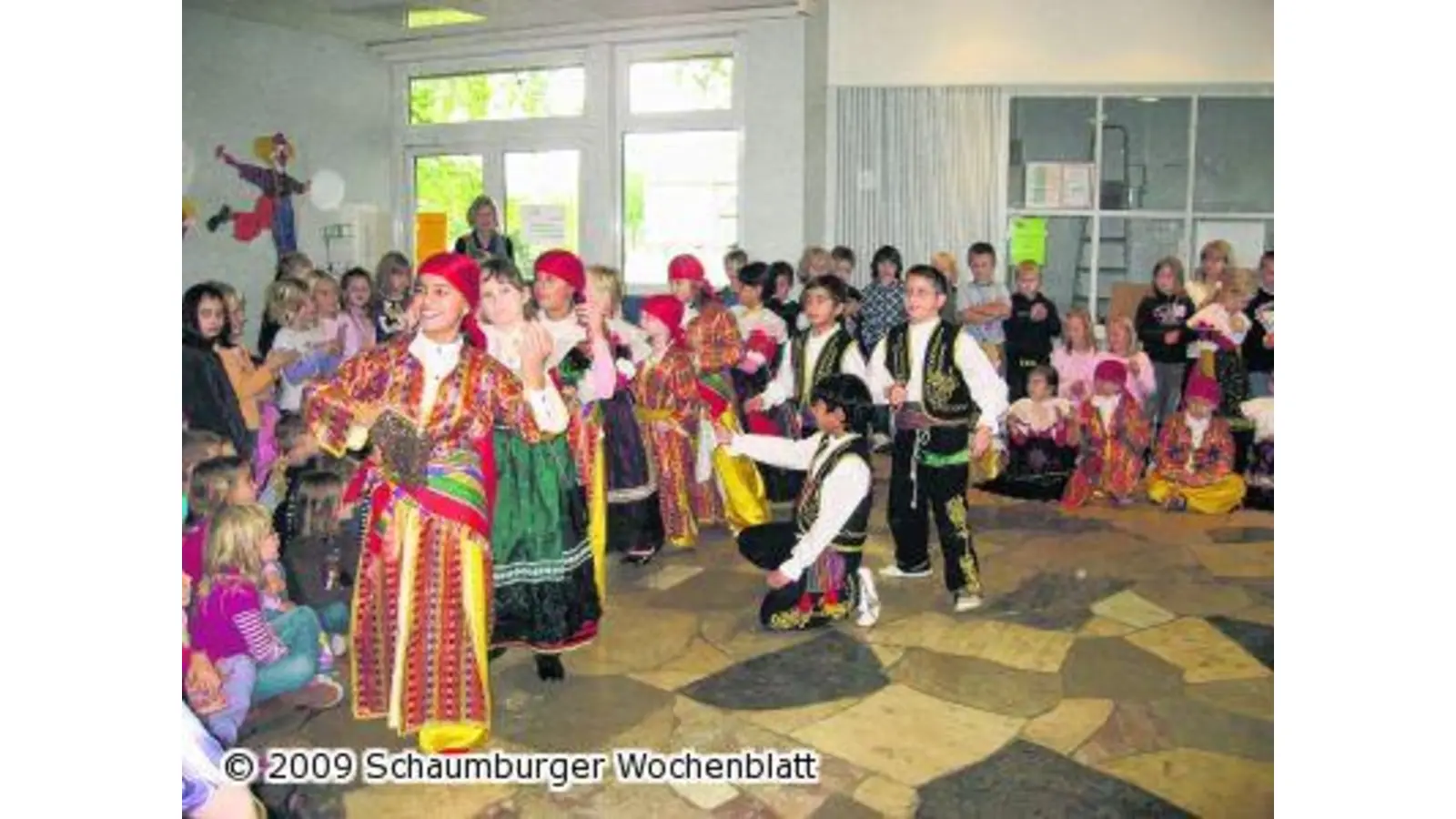 Deutsche und türkische Kinder tanzen gemeinsam in der Grundschule (Foto: red)