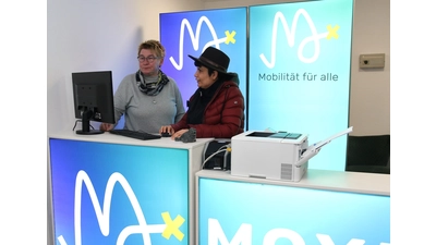 Das junge Unternehmen „Moxi“, prämiert beim Gründerwettbewerb „Start Stadthagen“ hat einen Serviceschalter in der Echternstraße eröffnet. Das „Moxi-Team“, hier Anja Schönbeck und Asrin Askendery, steht hier bei der Buchung von Patientenbeförderung Interessierten mit Rat und Tat zur Seite.<br><br> (Foto: Borchers, Bastian)