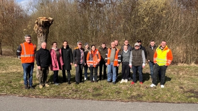 Vor Ort Beratung: Vertreter des Baubetriebshofes, des Fachdienstes Stadtgrün, des Klimaschutzmanagements sowie der Naturschutzbeauftragte der Stadt mit Gästen aus der Stadt Gehrden. (Foto: privat)