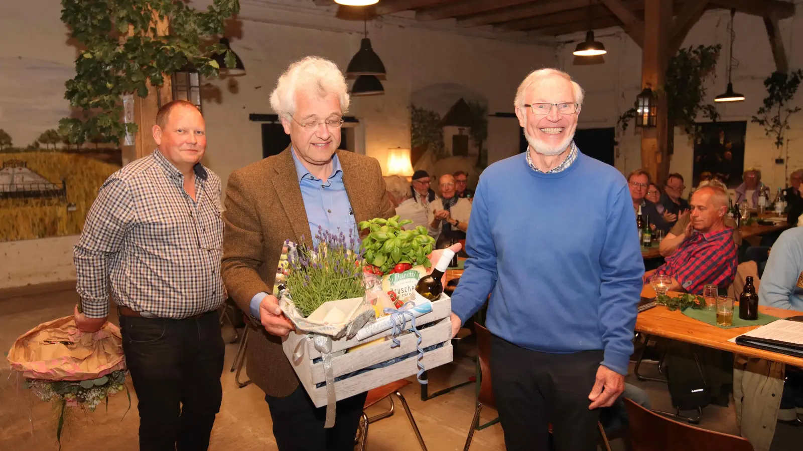 Bei der Übergabe von Präsenten (v.li.): Cord Hanebuth, Holger Braun und Wilfried Segge. (Foto: tau)