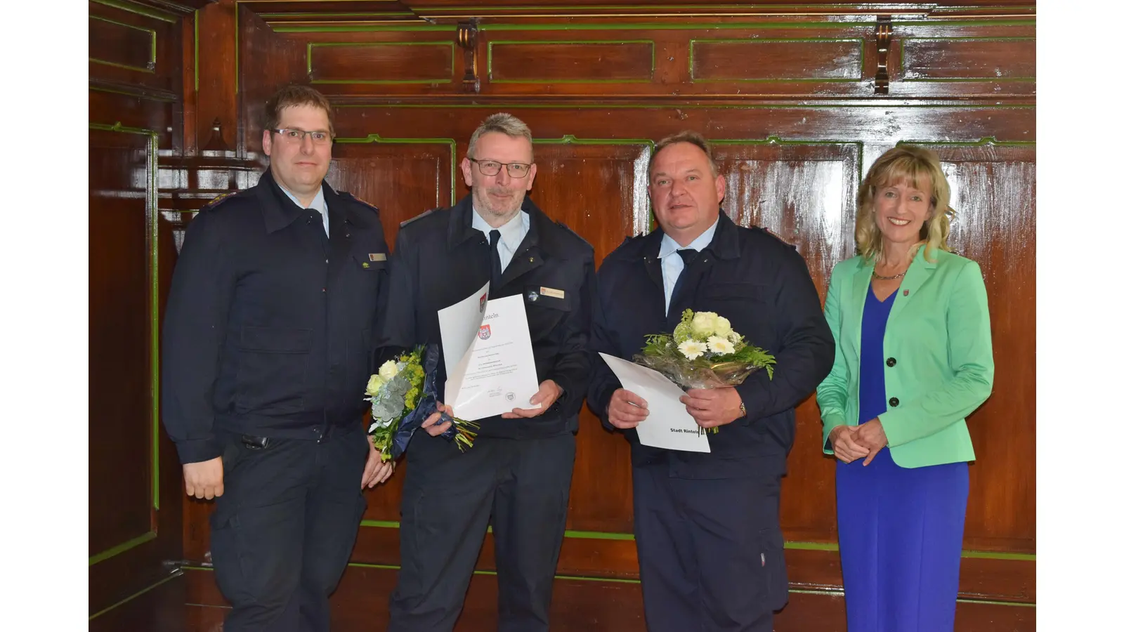 Abschied mit Blumen aus dem Ehrenbeamtenverhältnis für Markus Dinter und Kai-Uwe Herchenröder. (Foto: ste)