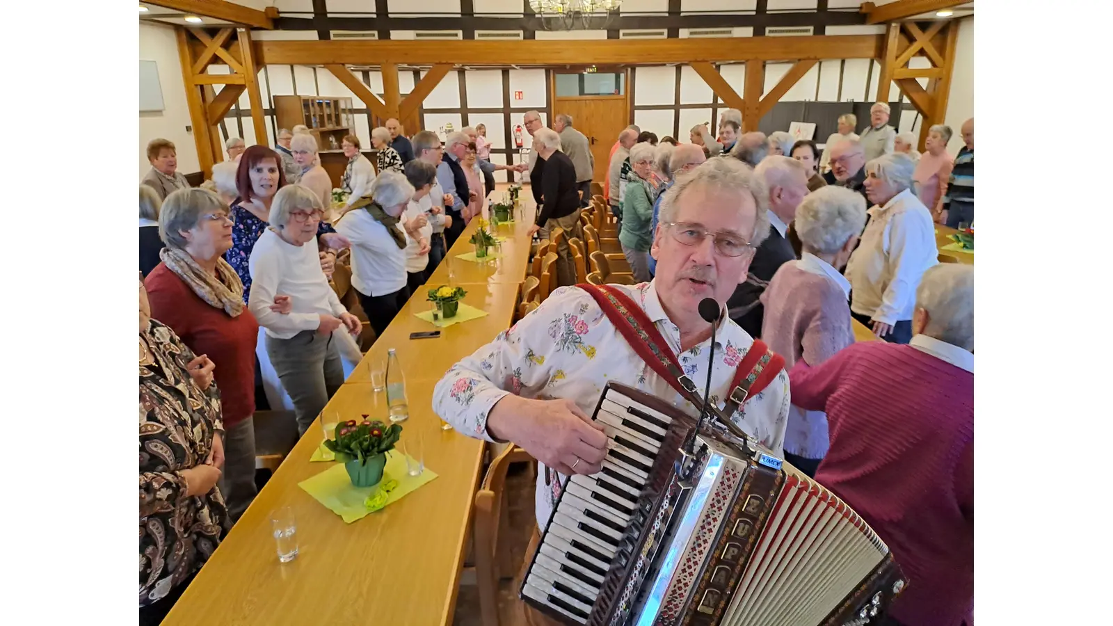 Alleinunterhalter Jan Ahlers, ein ehemaliger Polizist, traf voll die Wünsche der Gäste.  (Foto: privat)