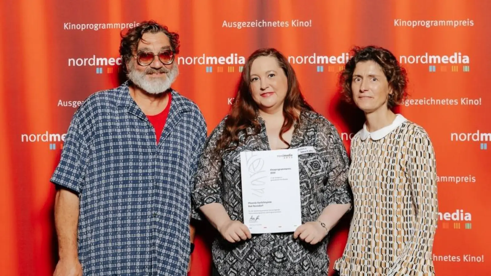 KurT-Mitarbeiterin Sina Falke (Mitte) nahm die Urkunde für die Phoenix Kurlichtspiele von Meike Götz und Preispate Heiko Pinkowski entgegen.<br> (Foto: Nordmedia)