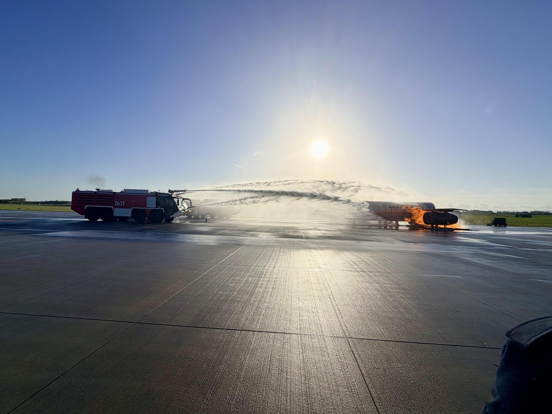 Auf dem Fliegerhorst: Gemeinsame Übung der Stadtfeuerwehr und der Feuerwehr der Bundeswehr. (Foto: Feuerwehr)