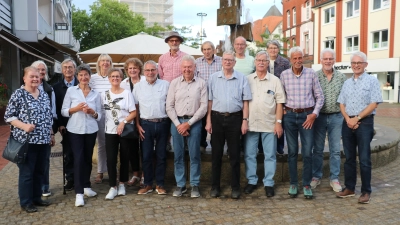 In der Innenstadt: Die Ehemaligen der 9c des Abschlussjahrganges 1965. (Foto: gi)