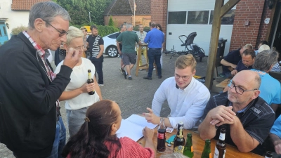 Bürgermeister Jörn Lohmann hatte zu „Grill den Bürgermeister” eingeladen und bereits die Auftaktveranstaltung in Klein Holtensen war ein voller Erfolg. (Foto: privat)