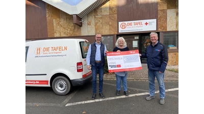 5.000 Euro Spende für die Rintelner Tafel übergeben Stefan Niehaus (links) und Michael Engelen von „BERDING BETON GmbH” an Heidi Niemeyer. (Foto: ste)