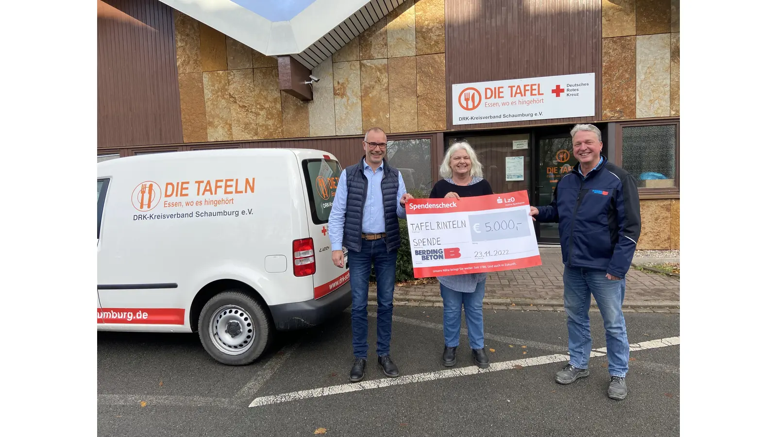 5.000 Euro Spende für die Rintelner Tafel übergeben Stefan Niehaus (links) und Michael Engelen von „BERDING BETON GmbH” an Heidi Niemeyer. (Foto: ste)