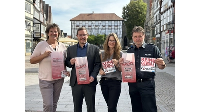 42.000 Brötchentüten wurden an Bäckereien im Auetal und Rinteln verteilt, um aufmerksam zu machen auf das Phänomen „Häusliche Gewalt”.  (Foto: ste)