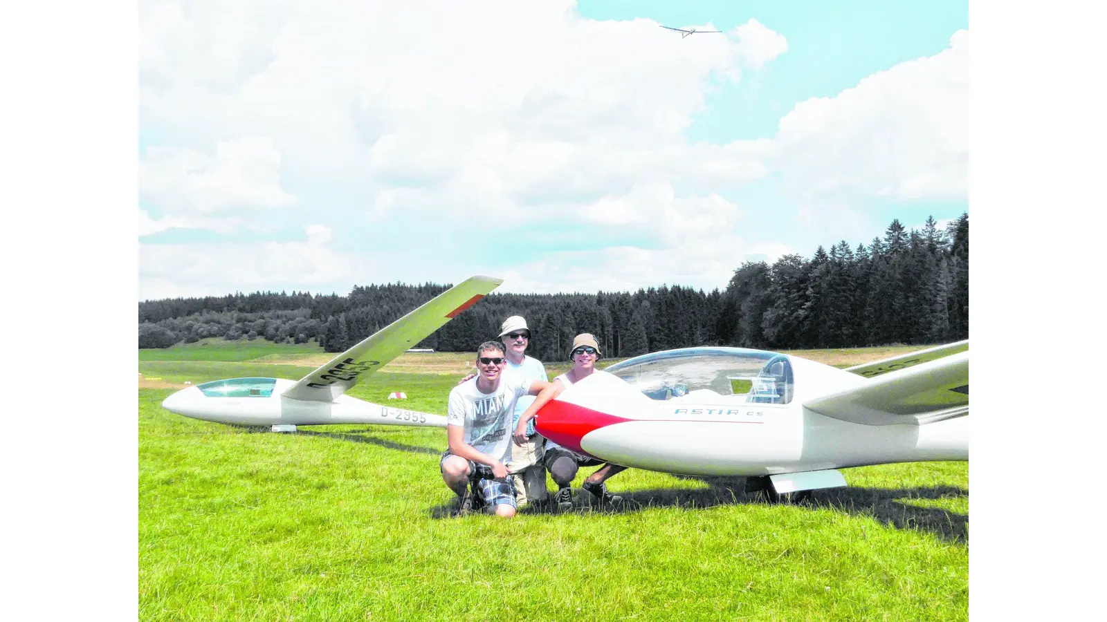 Mehrere Segelflieger auf dem Klippeneck (Foto: red)