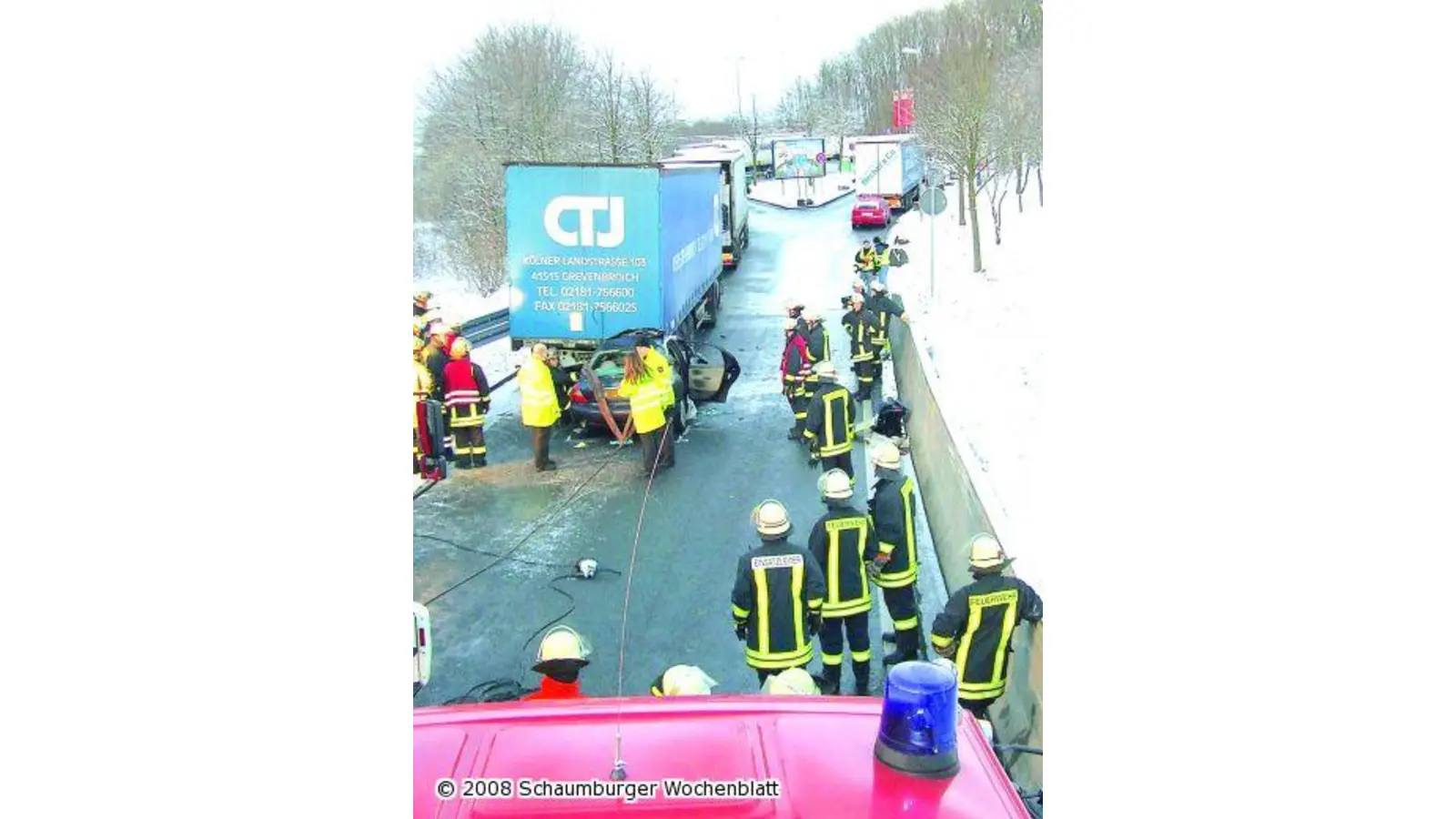 Auto rast am Rastplatz unter einen Lkw (Foto: al)