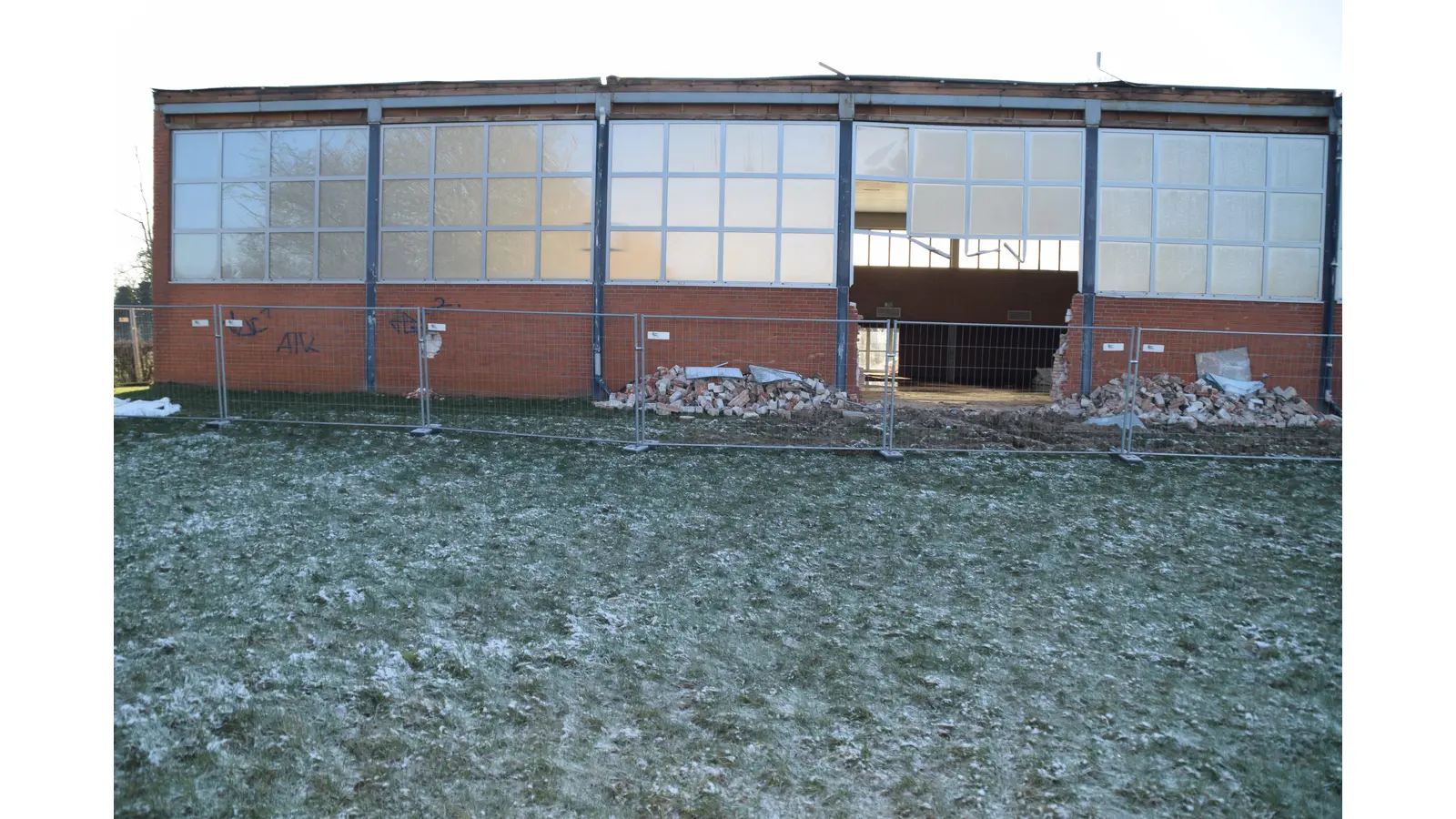 Der Neubau der Sporthalle Lauenhagen (hier nur noch die Grundmauern der alten Halle im Januar) passt nicht auf das vorhandene Grundstück .  (Foto: ab)