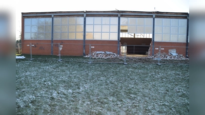 Der Neubau der Sporthalle Lauenhagen (hier nur noch die Grundmauern der alten Halle im Januar) passt nicht auf das vorhandene Grundstück .  (Foto: ab)