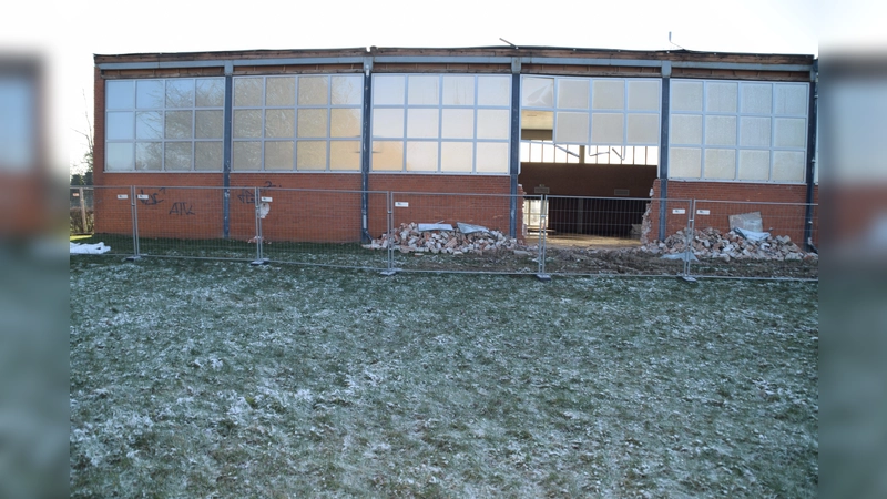 Der Neubau der Sporthalle Lauenhagen (hier nur noch die Grundmauern der alten Halle im Januar) passt nicht auf das vorhandene Grundstück .  (Foto: ab)