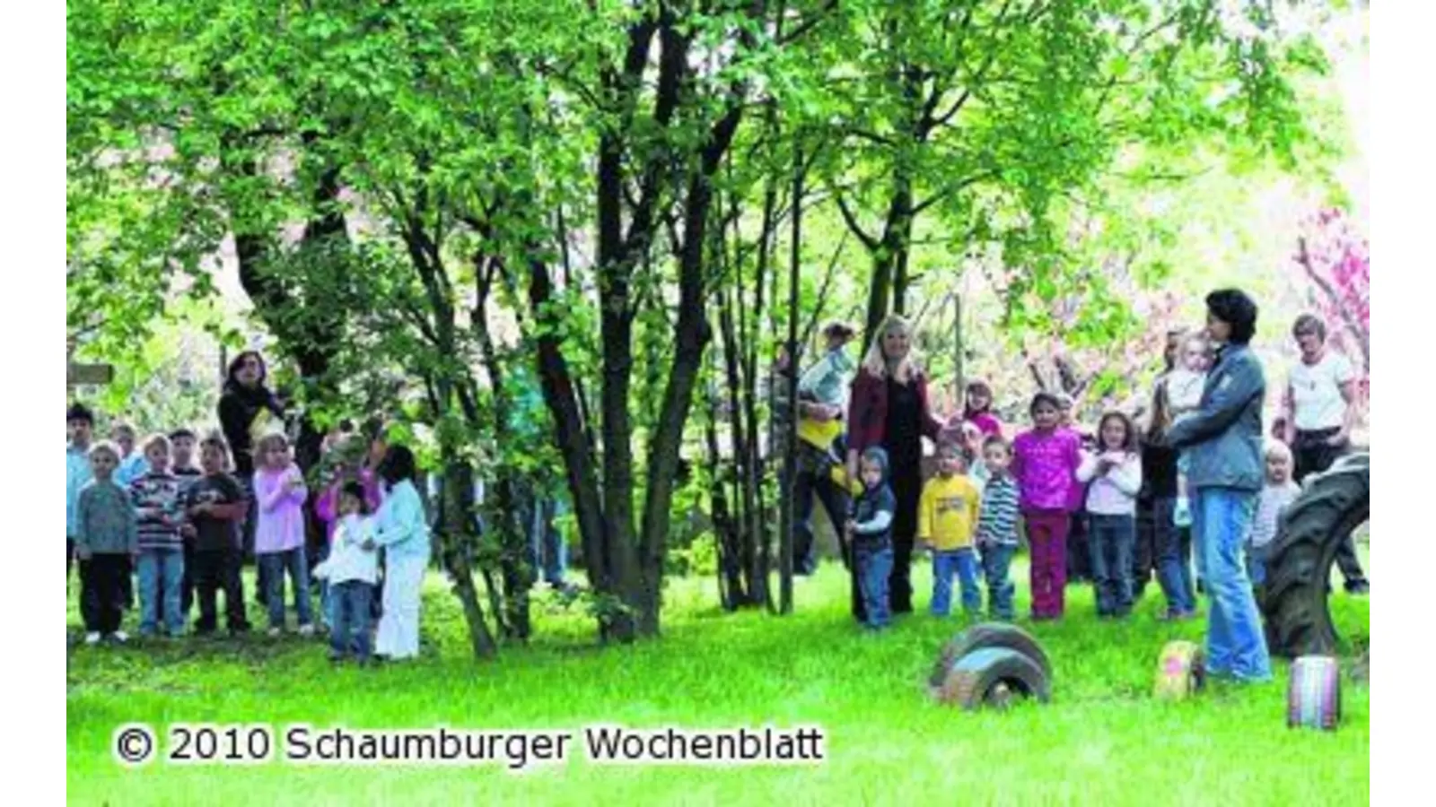 Beim Hupen flüchten die Kinder in den Garten (Foto: red)