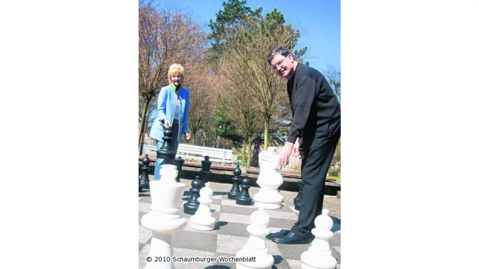 Das Spiel mit schwarzen und weißen Figuren verbindet einzelne Landkreise (Foto: red)