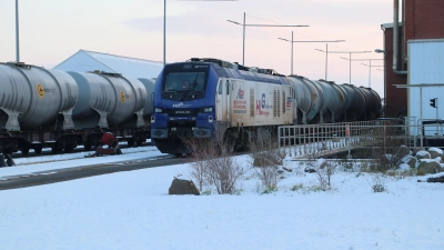Die Lok der Firma HLG (Holzlogistik und Güterverkehr) aus Bebra hat nach dem Unfall die ersten Waggons auf das Gelände von K+S geschoben.  (Foto: gi)