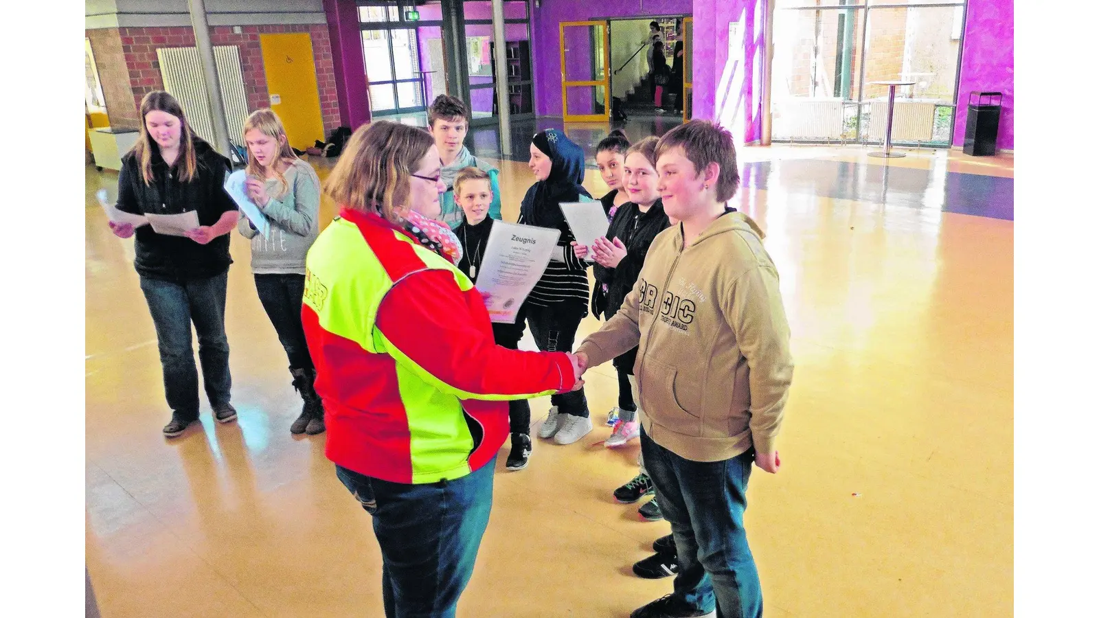 Zeugnisse für Schulsanitäter (Foto: gr)