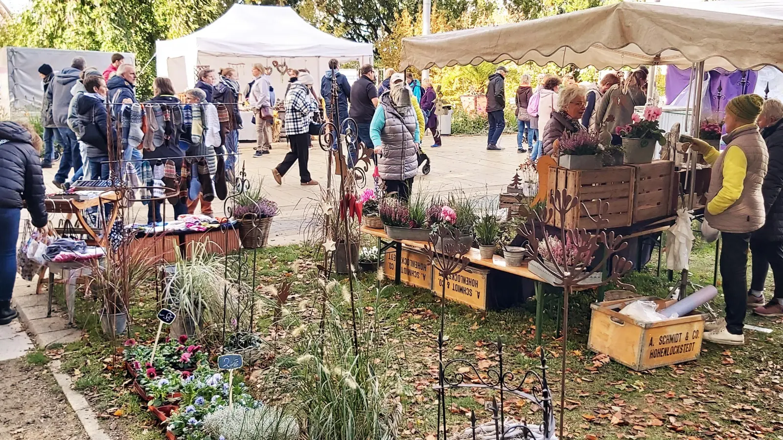 Vielfältigen Schmuck für das Hause bieten die farbenfrohen Stände. (Foto: gk)