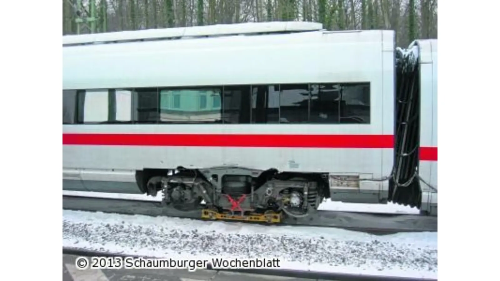 Kaputter ICE steckt noch bis Montag auf der Überholspur fest (Foto: tau)